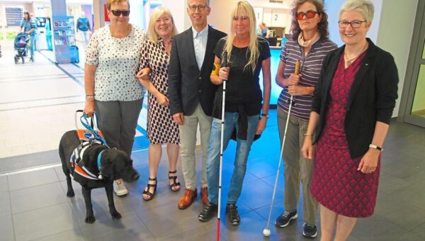 Erfnung einer neuen PRO RETINA-Patientensprechstunde f Menschen mit Erkrankungen der Makula und Netzhaut an der Akademie des Sehens (v.l.): Heike Ferber (ehrenamtliche Beraterin) mit "Anton", Ruth Forschbach ("Pro Retina"), Dr. Georg Spital (Augenzentrum), Melanie Soppe (Betroffene), Christiane Bernshausen (ehrenamtliche Beraterin) und Ursula Witt (Akademie des Sehens)